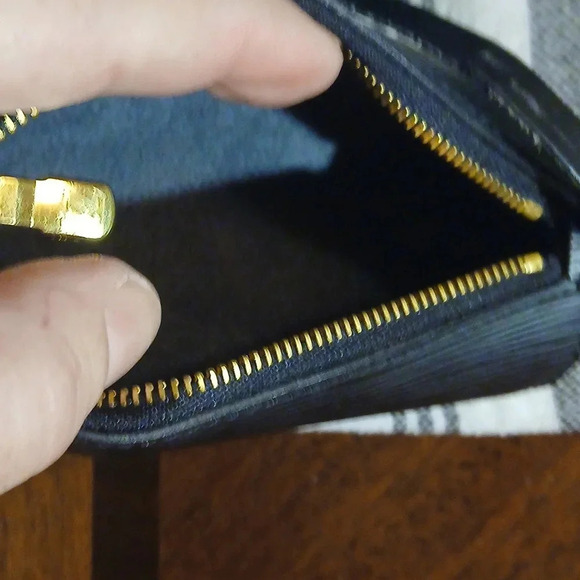 AUTHENTIC LOUIS VUITTON BLACK EPI SET HANDBAG - Picture 6 of 16